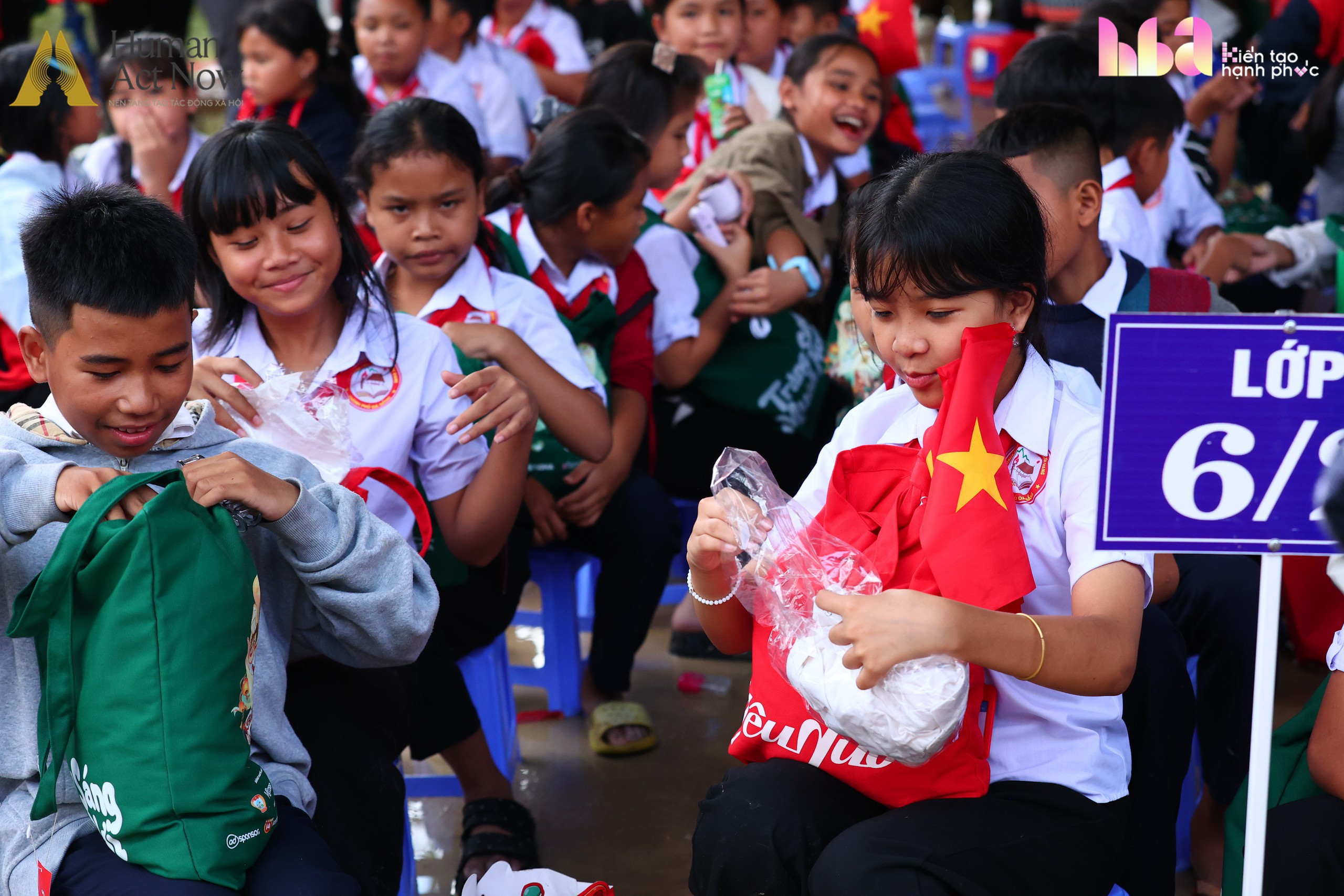 Tết Trung thu chưa từng có ở vùng biên giới giáp Lào: Hàng nghìn người hợp sức làm điều đặc biệt cho 1.700 trẻ em - Ảnh 17.