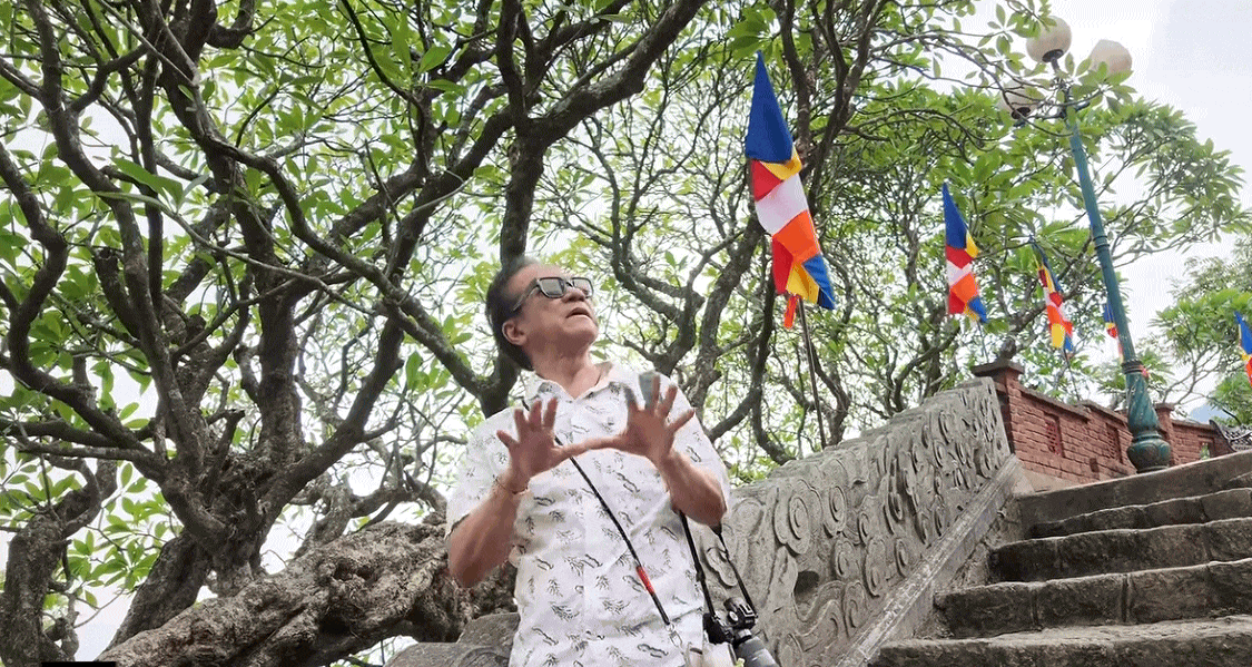 Nghệ sĩ U90 leo bộ lên đỉnh Yên Tử: "Ở tuổi này mà còn đi được là may mắn lắm rồi" - Ảnh 1.