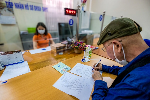 Tất cả trường hợp được nhận trợ cấp khi chưa đủ điều kiện hưởng lương hưu theo quy định mới - Ảnh 2.