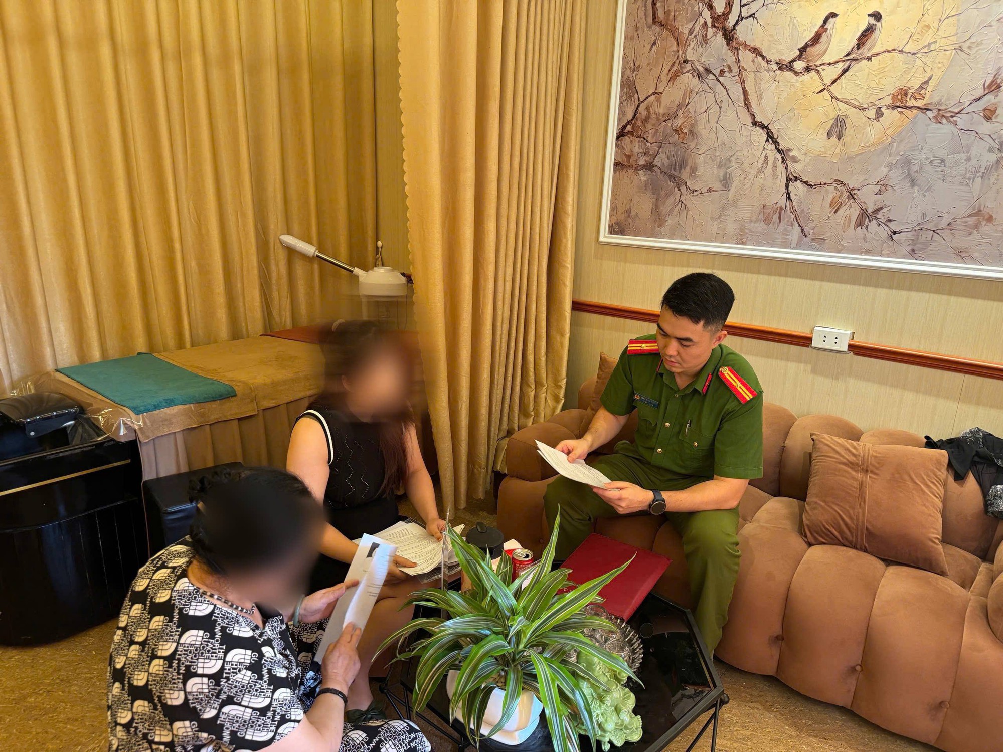 C&ocirc;ng an kiểm tra đột xuất nhiều cơ sở kinh doanh dịch vụ massage - Ảnh 1.