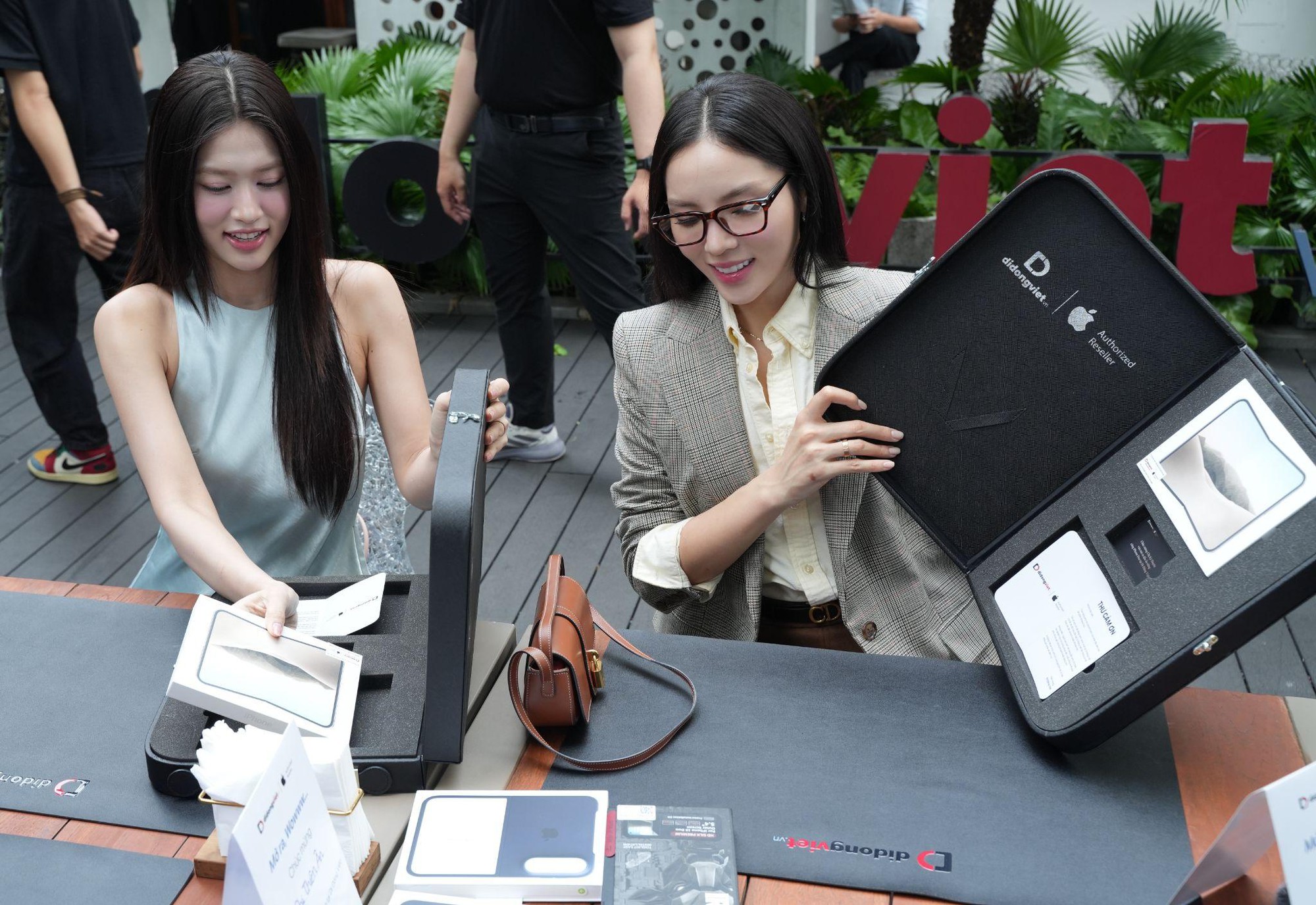 Cuối cùng ngày này cũng đến: Tận tay mẫu iPhone đắt kỷ lục ở Việt Nam! - Ảnh 2.