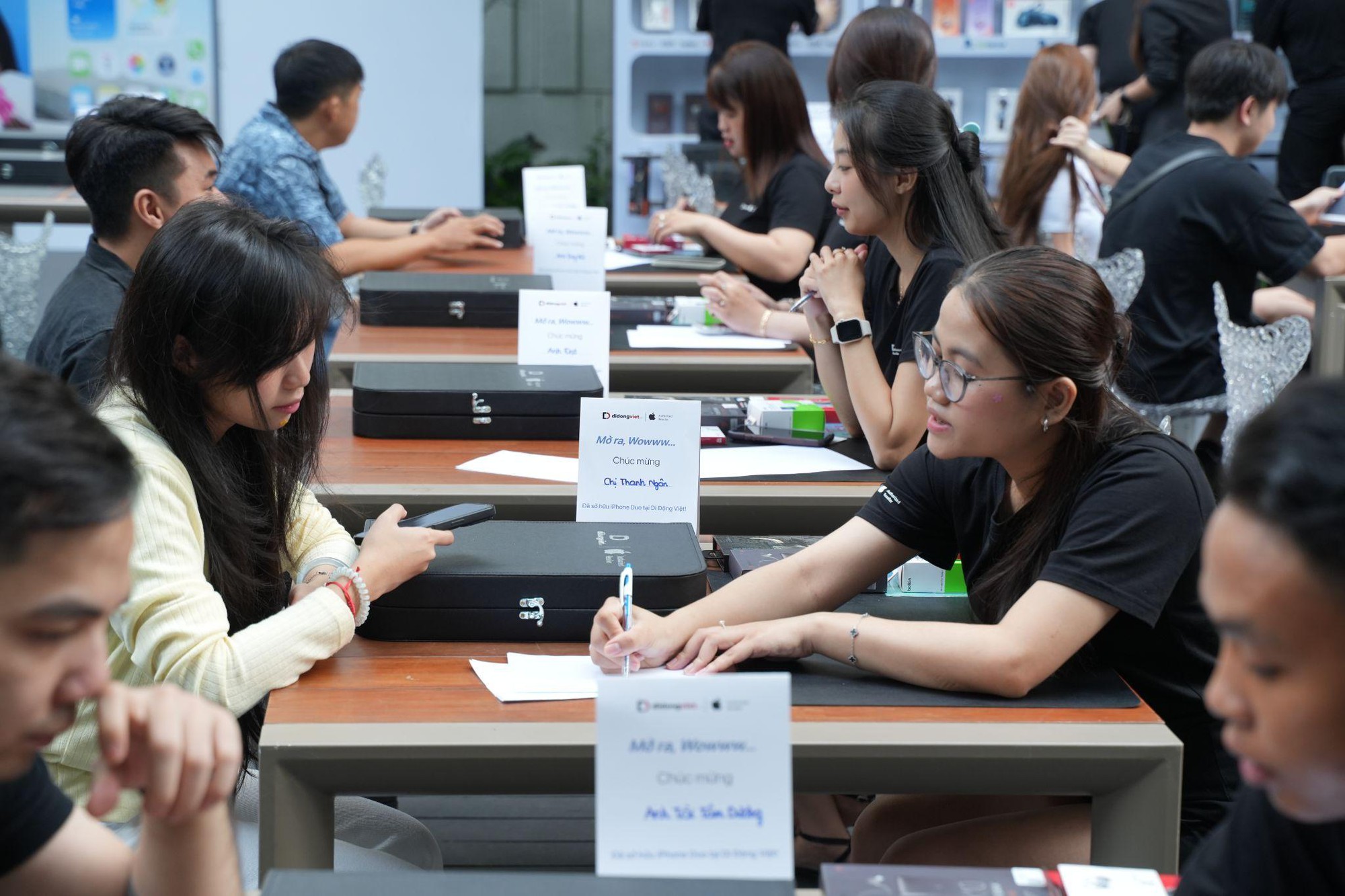Cuối cùng ngày này cũng đến: Tận tay mẫu iPhone đắt kỷ lục ở Việt Nam! - Ảnh 3.