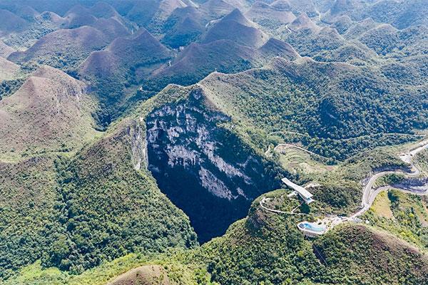Phát hiện hố sụt khổng lồ ở nước láng giềng Việt Nam, sâu hơn 600 m và có cả rừng nguyên sinh bên dưới - Ảnh 3.