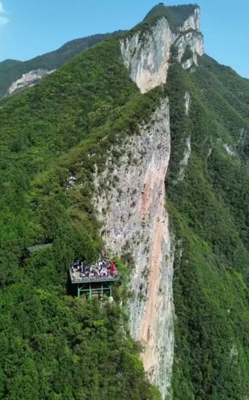 Phát hiện hố sụt khổng lồ ở nước láng giềng Việt Nam, sâu hơn 660 m, muốn tới đáy phải vượt hơn 2.800 bậc - Ảnh 10.