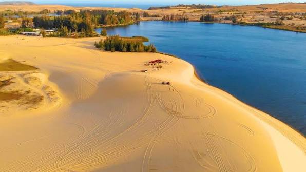 Phát hiện "tiểu sa mạc Sahara" ở Việt Nam có hồ rộng 70 ha, kỳ nghỉ 5 ngày đón hơn 10.000 lượt khách - Ảnh 1.