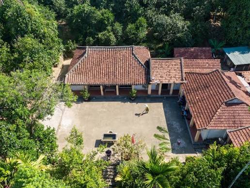 Phát hiện ngôi làng rộng hơn 270 ha có 8 nhà cổ trăm tuổi, nổi tiếng với chiếc bàn không cần đẩy vẫn xoay - Ảnh 5.