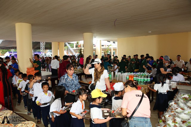 Đại tiệc buffet của 1700 em nhỏ Tây Giang: “Lần đầu tiên em được ăn pizza” - Ảnh 1.