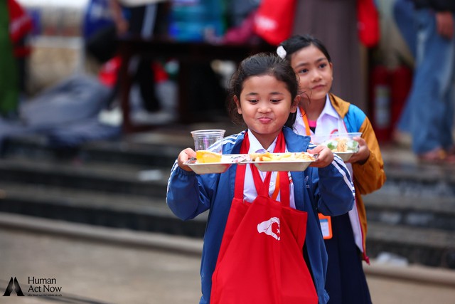 Đại tiệc buffet của 1700 em nhỏ Tây Giang: “Lần đầu tiên em được ăn pizza” - Ảnh 5.