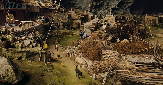 Phát hiện ngôi làng "ẩn" trong lòng núi ở nước láng giềng Việt Nam, từng có gần 100 người sống tách biệt - Ảnh 3.