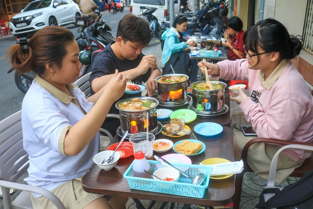Giải pháp "thoát mùi" cho những gia đình thích ăn lẩu, đồ nướng - Ảnh 2.