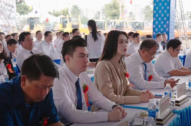 Đúng 15/10, Sơn Hải đón tin vui tại dự án 43.000 tỷ ở tỉnh giáp Campuchia, vợ chồng con trai cũng có mặt - Ảnh 2.