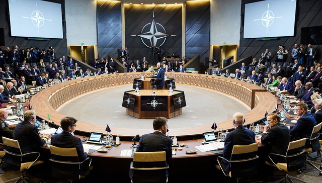 NATO họp khẩn, tàu bị đánh chìm sát sườn - Một nước triệu Đại sứ Nga, Moscow phản ứng ngay lập tức - Ảnh 2.