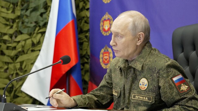 Tên lửa Nga xuyên boongke, để lộ manh mối khác thường ở Kiev - Ông Putin họp nóng về chiến dịch Dobropolye - Ảnh 3.