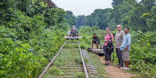 Phát hiện "đoàn tàu" kỳ lạ ở nước láng giềng Việt Nam, gặp xe ngược chiều phải nhấc cả toa khỏi đường ray - Ảnh 3.