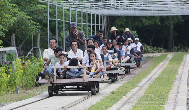 Phát hiện "đoàn tàu" kỳ lạ ở nước láng giềng Việt Nam, gặp xe ngược chiều phải nhấc cả toa khỏi đường ray - Ảnh 4.
