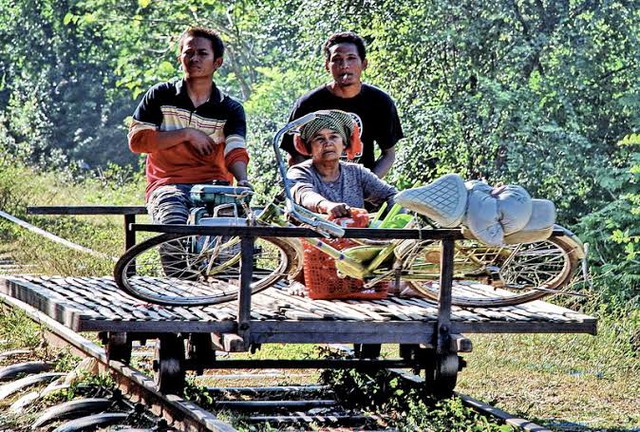 Phát hiện "đoàn tàu" kỳ lạ ở nước láng giềng Việt Nam, gặp xe ngược chiều phải nhấc cả toa khỏi đường ray - Ảnh 6.