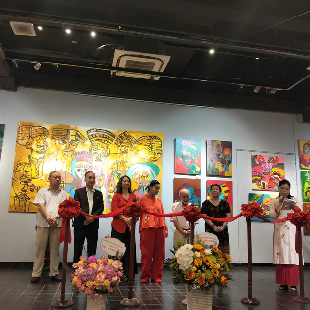 Triển lãm tranh của con gái GS Đặng Hùng Võ: Hành trình nghệ thuật từ những mảnh giấy vứt đi của đứa trẻ tự kỷ - Ảnh 10.