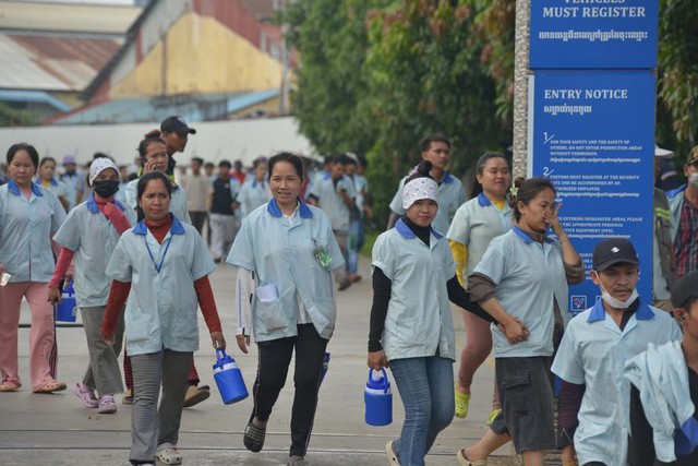 Campuchia nâng mức lương tối thiểu hàng tháng cho công nhân may mặc lên 212 USD vào năm 2027 - Ảnh 1.
