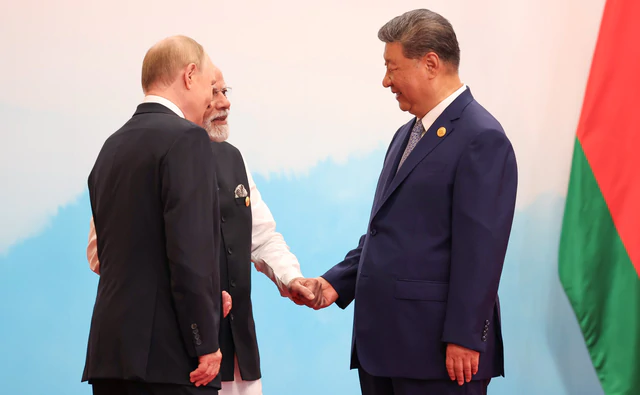 Ông Putin bị thách đấu!: Chuyên gia tiết lộ "cuộc tấn công hậu trường", lằn ranh đỏ bị phá vỡ - Ảnh 2.