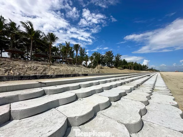 Mục kích công trình "phòng thủ bờ biển Hội An" 214 tỷ đồng ở Việt Nam: Dài 1.950m, tại bãi biển đẹp bậc nhất TG - Ảnh 2.