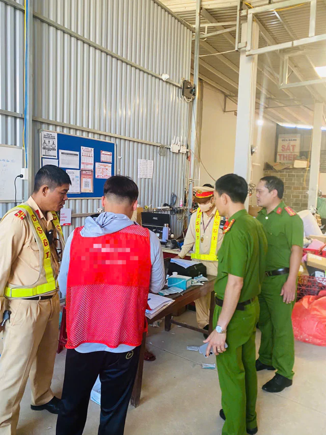 Công an kiểm tra 37 shipper của 1 công ty giao hàng - Ảnh 2.