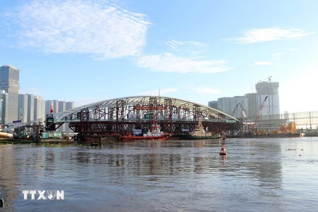 Tất cả kỹ sư, công nhân tham gia hợp long 3.400 tấn thép ở sông Sài Gòn nhận quà 300 triệu đồng - Ảnh 4.