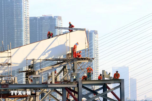 Tất cả kỹ sư, công nhân tham gia hợp long 3.400 tấn thép ở sông Sài Gòn nhận quà 300 triệu đồng - Ảnh 2.