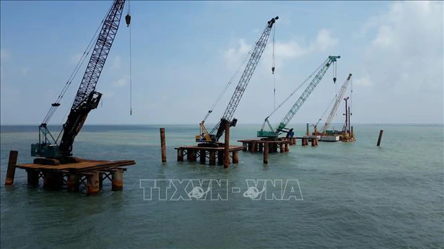 Huy động gần 500 trụ cọc thép, 1.000 thiết bị, Việt Nam xây cầu vượt biển hơn 25.000 tỷ đồng, top 3 ĐNÁ - Ảnh 4.