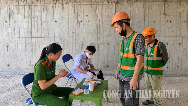 Công an kiểm tra 120 công nhân ngay tại công trường ảnh 1
