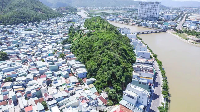 Ngọn núi cao 44m giữa lòng đô thị đang gây bão dư luận - Ảnh 1. Ngọn núi cao 44m giữa lòng đô thị đang gây bão dư luận - Ảnh 1.