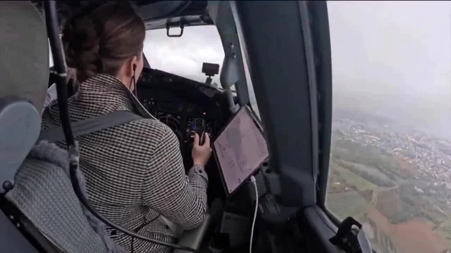 Lần đầu ti&ecirc;n c&oacute; ho&agrave;ng hậu l&agrave;m cơ trưởng, tự l&aacute;i m&aacute;y bay Boeing 737 suốt 8 tiếng chở cả đo&agrave;n c&ocirc;ng t&aacute;c - Ảnh 2.