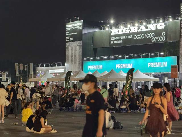 Đúng 20h38', xuất hiện nhóm người mua vé 18 triệu đồng tại concert BigBang, có người "trốn vé" vào SVĐ - Ảnh 1.