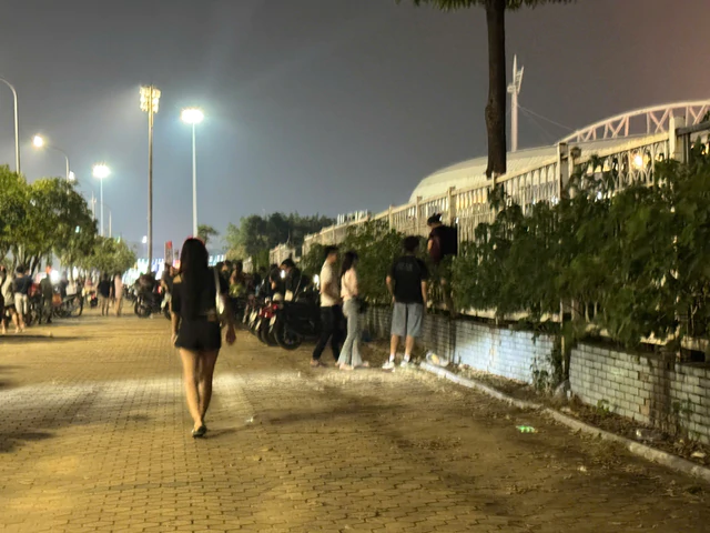 Đúng 20h38', xuất hiện nhóm người mua vé 18 triệu đồng tại concert BigBang, có người "trốn vé" vào SVĐ - Ảnh 4.