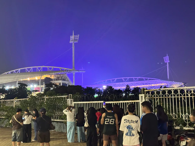 Đúng 20h38', xuất hiện nhóm người mua vé 18 triệu đồng tại concert BigBang, có người "trốn vé" vào SVĐ - Ảnh 3.