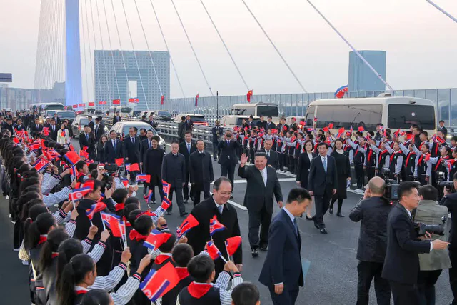 Chủ tịch Trung Quốc Tập Cận Bình lập tức ra chỉ thị đặc biệt khi ông Kim Jong-un qua cầu sông Áp Lục. - Ảnh 1.