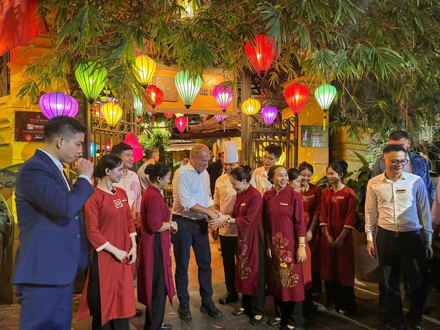 Vì sao rau muống xào tỏi thường xuất hiện trong thực đơn giới thiệu ẩm thực với khách quốc tế? - Ảnh 1.