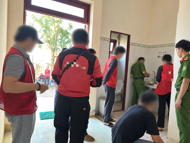 Công an bất ngờ kiểm tra 42 shipper - Ảnh 1.