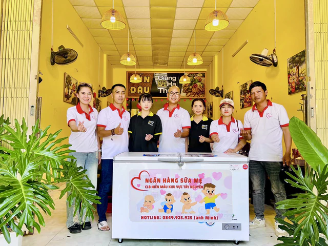 Người Việt tử tế: Từ tủ sữa mẹ thầm lặng ở Tây Nguyên đến “lá chắn số”, phần mềm vòng tay yêu thương - Ảnh 1.