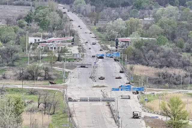 Người phụ nữ Ukraine vượt 20km đường mìn: Bước chân nào cũng có thể là bước cuối cuộc đời - Ảnh 3.