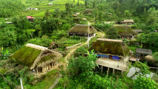 Phát hiện bản làng ở độ cao hơn 1.000m tại Việt Nam, 7 tháng mỗi năm mái nhà phủ xanh như tấm thảm nhung - Ảnh 3.