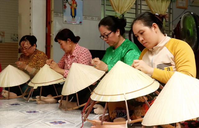 Thủ tướng Ba Lan mang nón lá lên máy bay rời Việt Nam: Câu chuyện thú vị về vật dụng quen thuộc của người Việt - Ảnh 5.