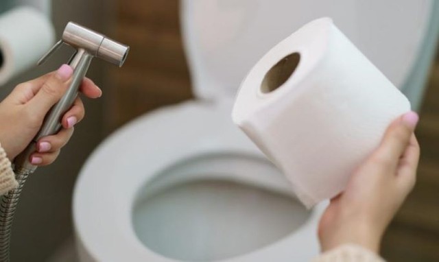 Lời khuyên cho tất cả các gia đình đang dùng vòi xịt thay vì giấy vệ sinh - Ảnh 1.