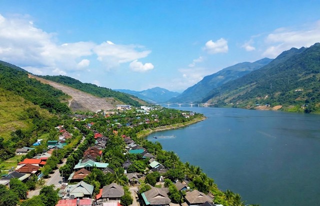 Phát hiện bản làng gần 60 hộ ở Việt Nam, mái đá phủ đầy "vảy cá", mùa nước nổi đẹp tựa tranh thủy mặc - Ảnh 6.