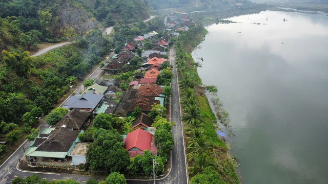 Phát hiện bản làng gần 60 hộ ở Việt Nam, mái đá phủ đầy "vảy cá", mùa nước nổi đẹp tựa tranh thủy mặc - Ảnh 1.