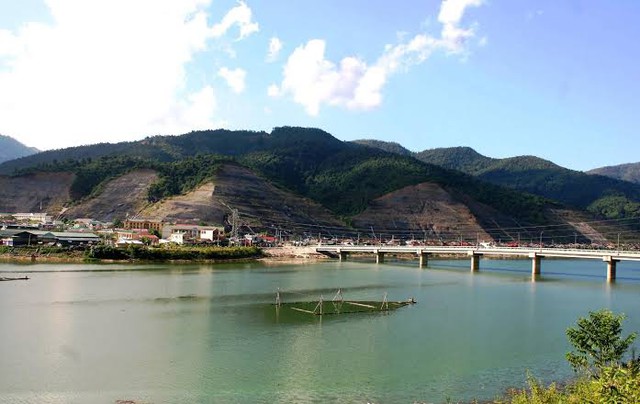 Phát hiện bản làng gần 60 hộ ở Việt Nam, mái đá phủ đầy "vảy cá", mùa nước nổi đẹp tựa tranh thủy mặc - Ảnh 3.