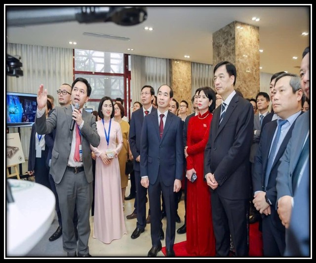 Chuyện lạ có thật ở Việt Nam: Bệnh viện dùng UAV, cụ bà gần trăm tuổi nhận chế độ hưu trí ngày tại nhà - Ảnh 1.