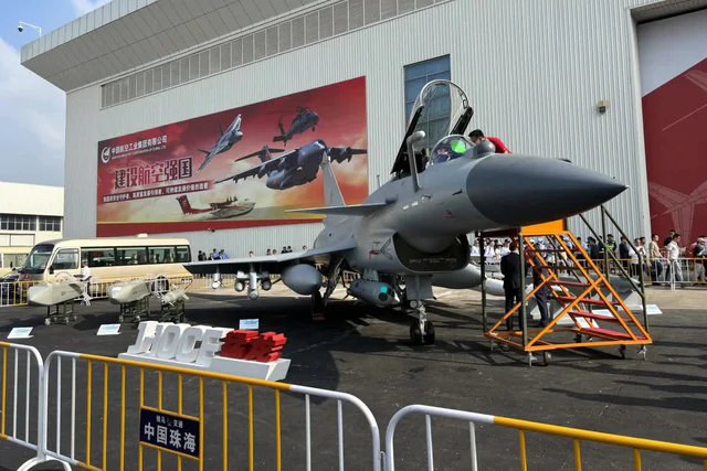 Trung Quốc chốt đơn gần 100 chiếc J-10 - Khách hàng ĐNA đầu tiên lộ diện, nói đúng 2 từ ẩn ý - Ảnh 1.