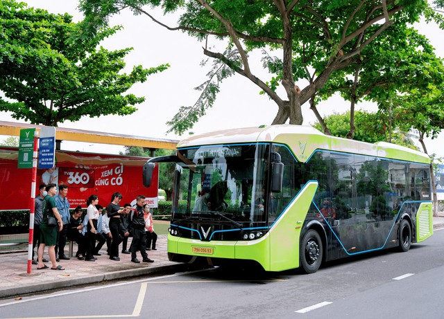 Tỷ phú Phạm Nhật Vượng đưa xe buýt điện "Make in Vietnam" sang Mỹ, sẽ lăn bánh từ đầu năm 2028 - Ảnh 2.