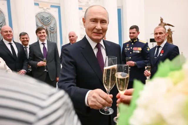 Đúng ngày sinh nhật ông Putin, EU tung đòn kép với Nga - Ảnh 1.