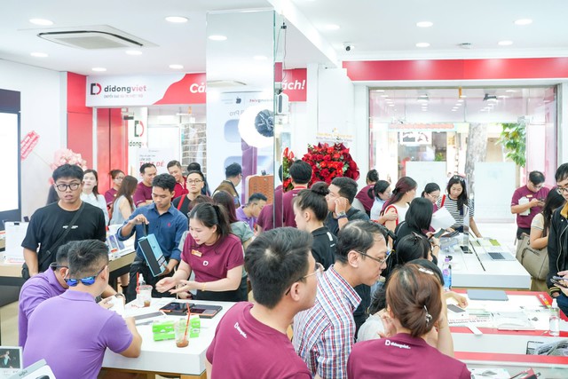 Khách Việt đổ xô đi mua iPhone 18 Pro và iPhone 18 Pro Max - Ảnh 1.